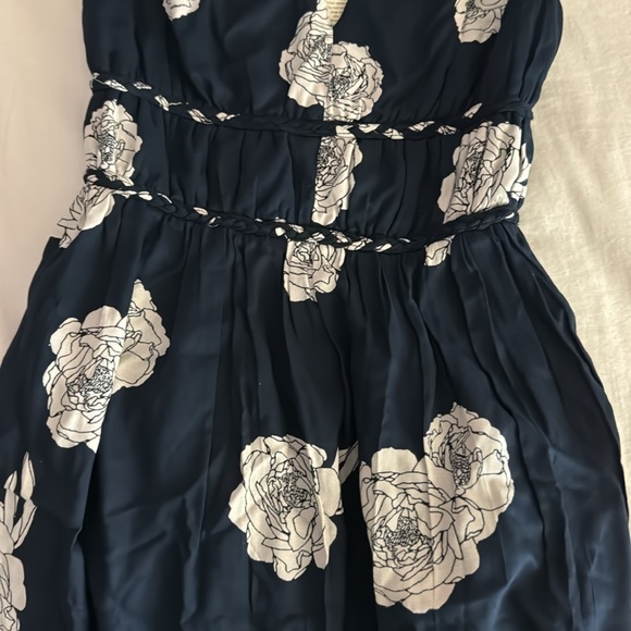 Long navy v-neck dress with cinched waist and white flowers - Picture 2 of 3